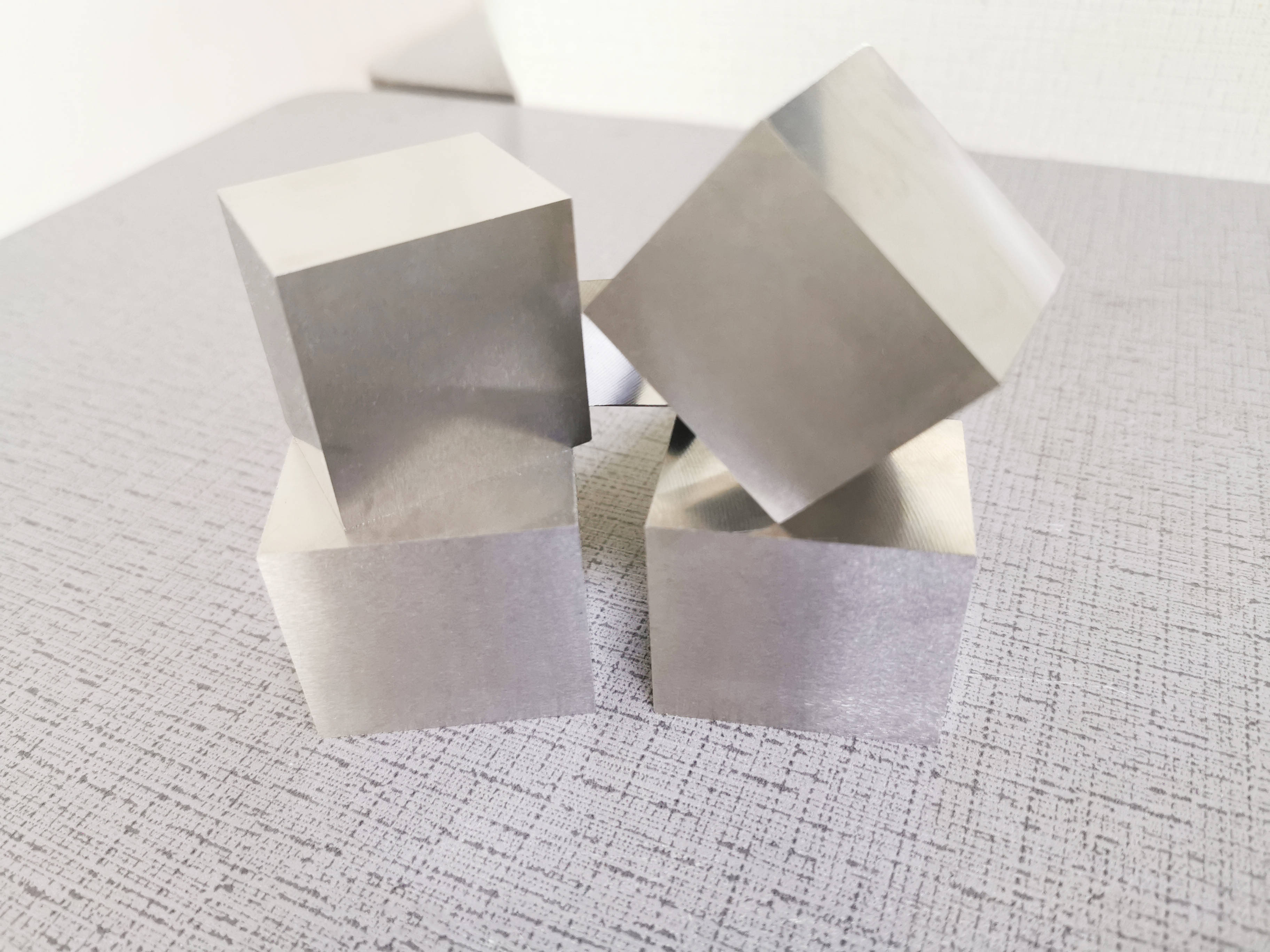 冷作模具鋼與熱作模具鋼的區(qū)別與聯(lián)系 高性能模具材料的深度解析